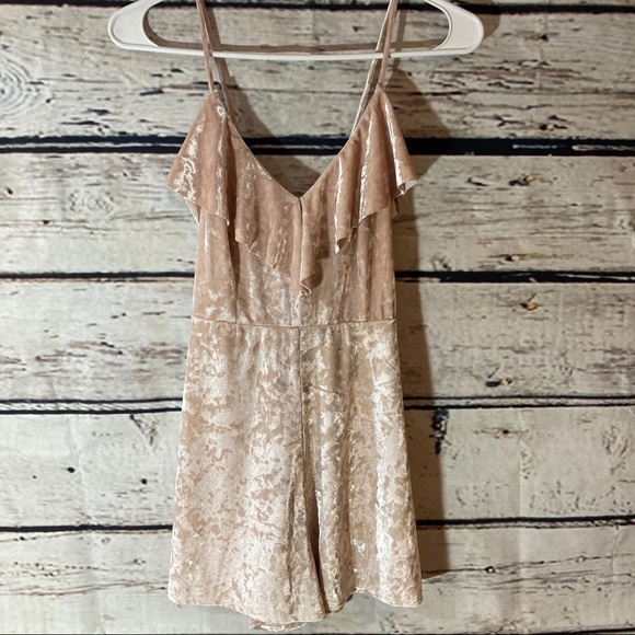 Urban Outfitters Blush Nude Crushed Velvet Romper - Picture 3 of 10